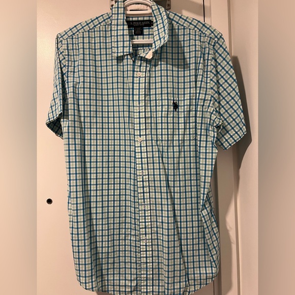 Men’s Polo button down short sleeve shirt. Size:medium - Picture 1 of 2